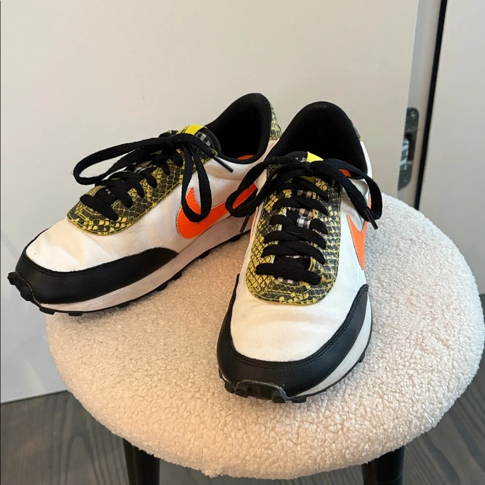Women’s Nike Daybreak QS Sneaker in Dynamic Yellow  RARE 7 EUC - Picture 2 of 7